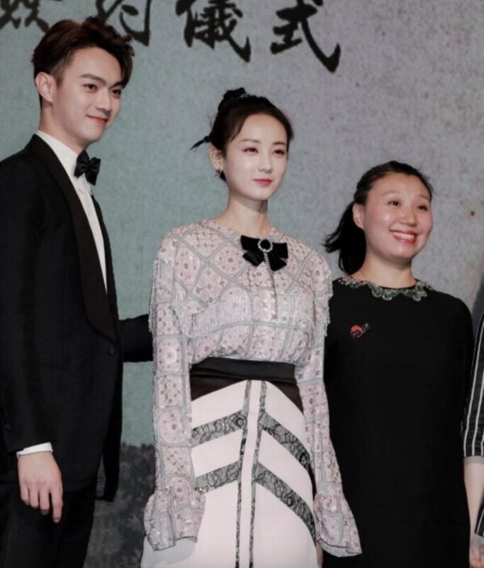 李一桐美脚图片下载 | 明星生图 裸足凉高特写