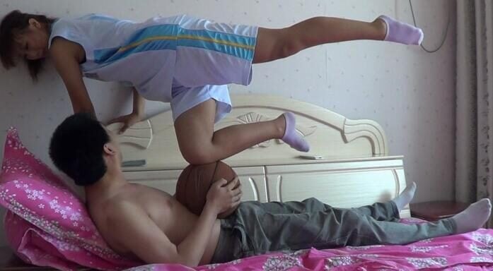 アイスエイジボール遊びの後、臭い白い靴下を踏まれ、腹の上に座って足の匂いを嗅がれる