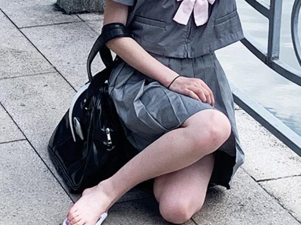 新しい写真を見る |グレーのJKの裸足の美脚が心の奥底に（動画あり）