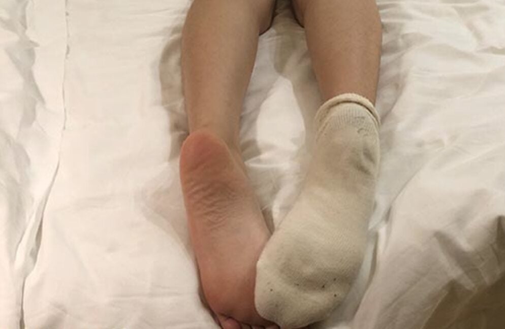 ベンズ写真 |ロングブーツを履いた大学の妖精が靴を脱いで、ホテルで白い靴下と翡翠色の足で遊ぶ（動画あり）