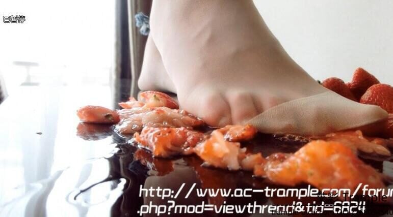 Wan Wan | Fresh Chuunibyou Wan Wan Stepping on Strawberries