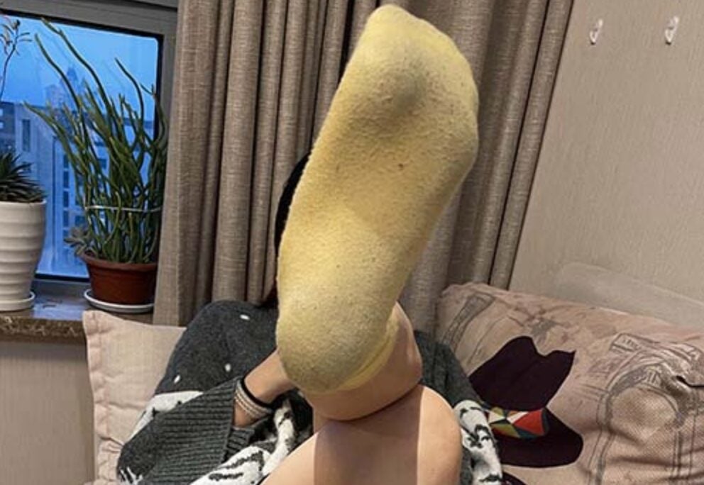 ベンズ写真 |黄色い靴下と裸足の可愛い丸顔の女の子（動画あり）
