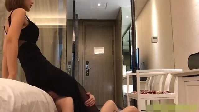 中国SM女王夏芙S调教视频下载 | 舔丝袜脚掐乳头坐脸窒息喝圣水