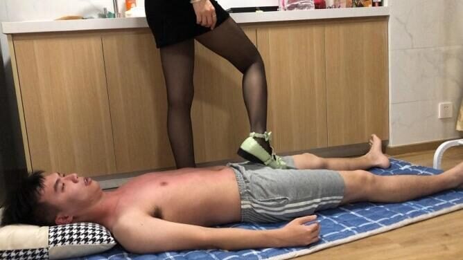 小鱼大人 | 黑丝萝莉鞋坐脸踩踏贱奴全身