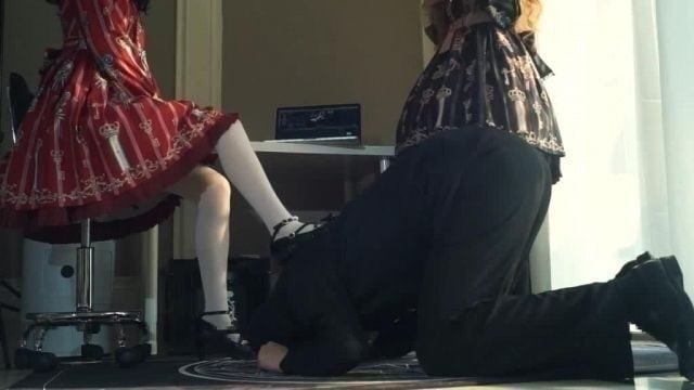 丽塔女王s调教视频下载 | 两个女王lo娘装玩弄下贱下属