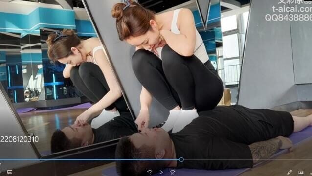 エルバオ | 美しい白ソックストレーナーによるジムでの残酷なユニフォームトレーニング