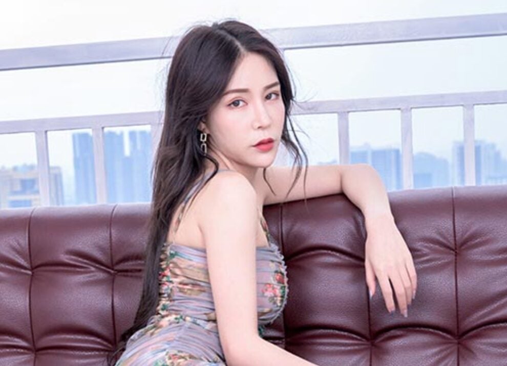 SSA Silk Club | Ultra-clear photo of Nana in black stockings, hip skirt and high heels