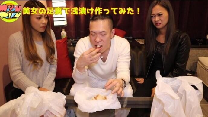 综艺 | 两个素人女神臭脚碾踩食物男奴品尝
