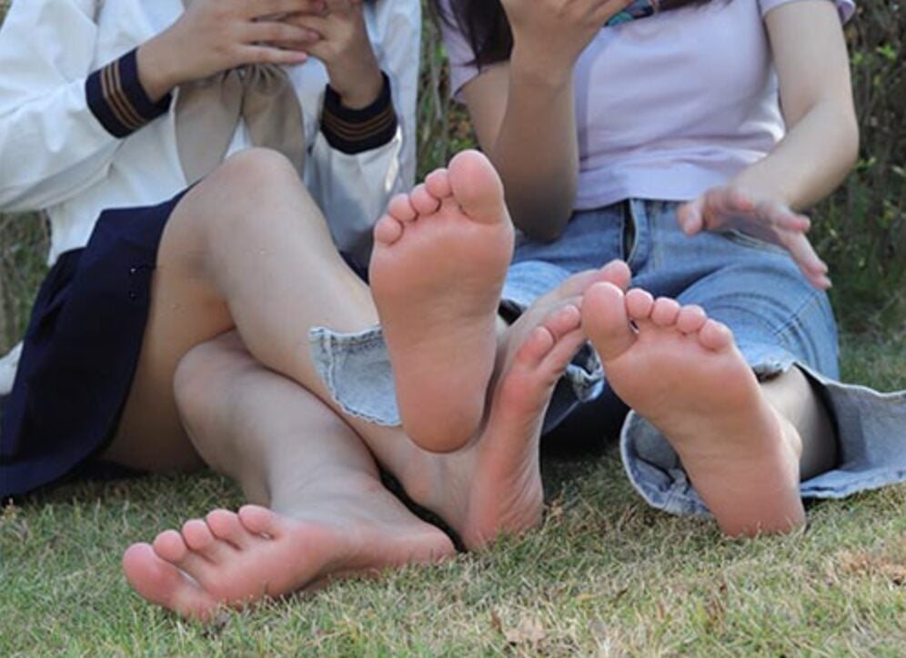 Pary学生模拍 | 诗诗与小然户外展示原味嫩脚丫