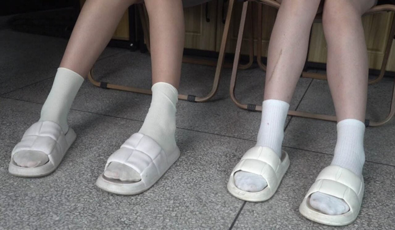 南国足艺 | 绝色美女思薇和美琪无意识玩脚白色棉袜拖鞋