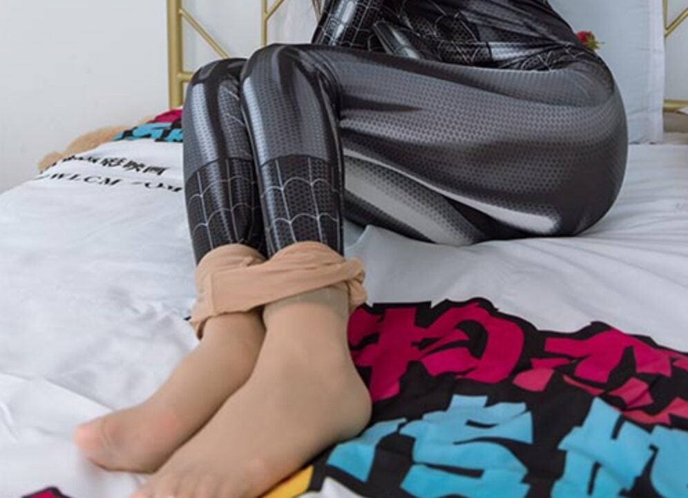 ウーリアンメディア | Xiaozhuの革のブーツとシルクのパンツのコスプレスパイダーマンガール（ビデオ付き）