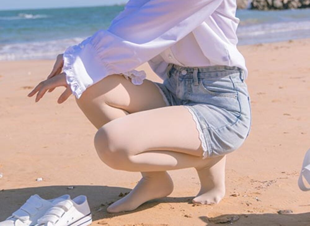 五聯メディア |夏のビーチでワンワンの肌色ストッキングとキャンバスシューズ（動画あり）
