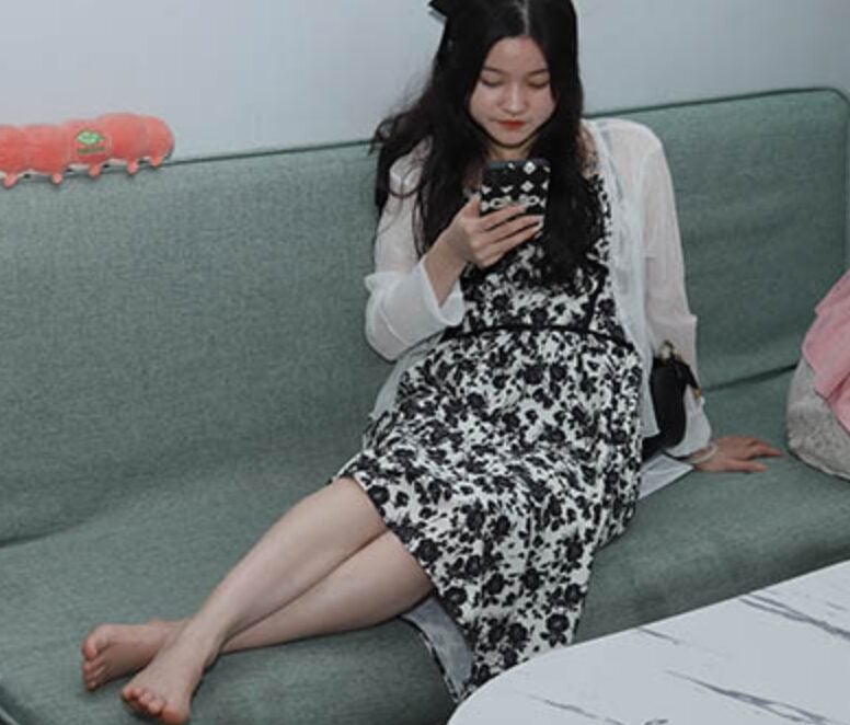 Pary student model shooting | Yingyi's size 35 little feet can be completely held in one hand