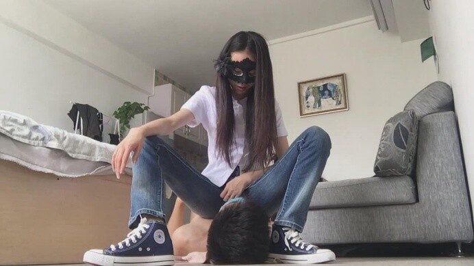 Shiman | Pretty girl S two styles of sitting on the face to bully the little boy