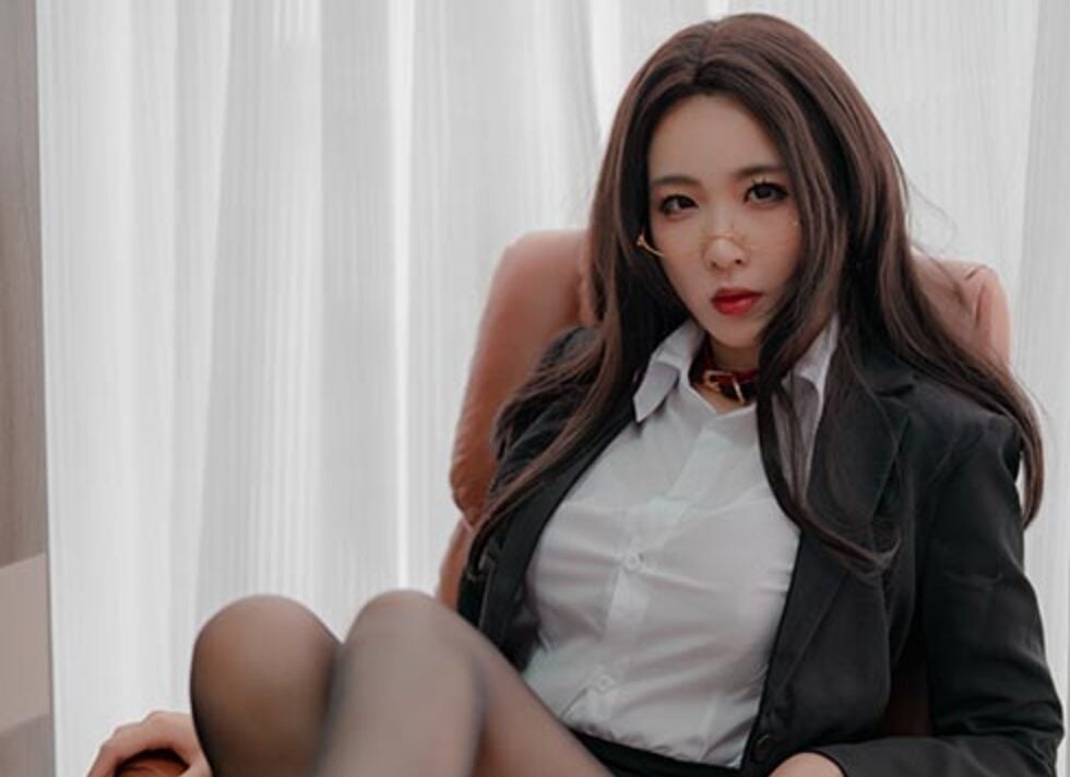轩萧学姐 | 黑丝兔女郎女社长