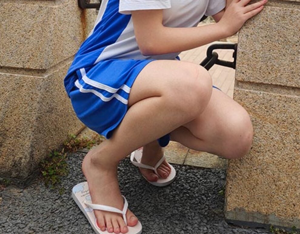 Zhongshan Foot Model Photography | Xiaoyu's flip-flops barefoot with school uniform (with video)