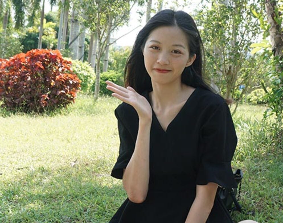 Pary student model shooting | Jiejie shows off her beautiful feet in all directions on the grass