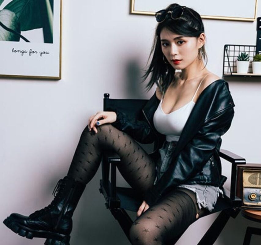 シャオシャオ |ホットパンツ、黒ストッキング、短い革のブーツのスタジオ撮影