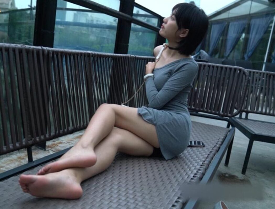 MussGirl Muss Girl | Bu Ye's super tender bare feet outdoors (video)
