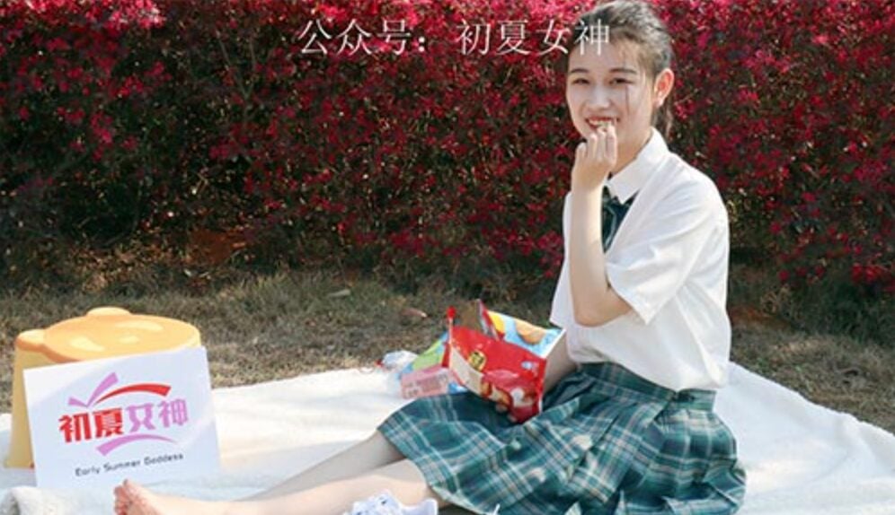 初夏女神 | 念念的墨绿色JK裙搭配三叶草贝壳头鞋(带视频)