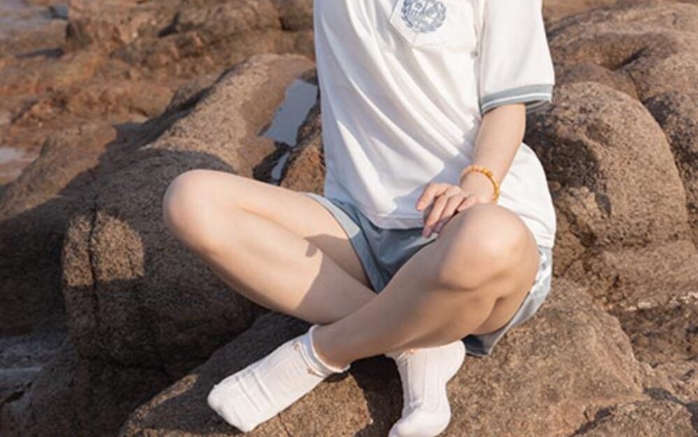 物恋传媒 | 美兔海边礁石上的白袜裸足之海边的风(带视频)