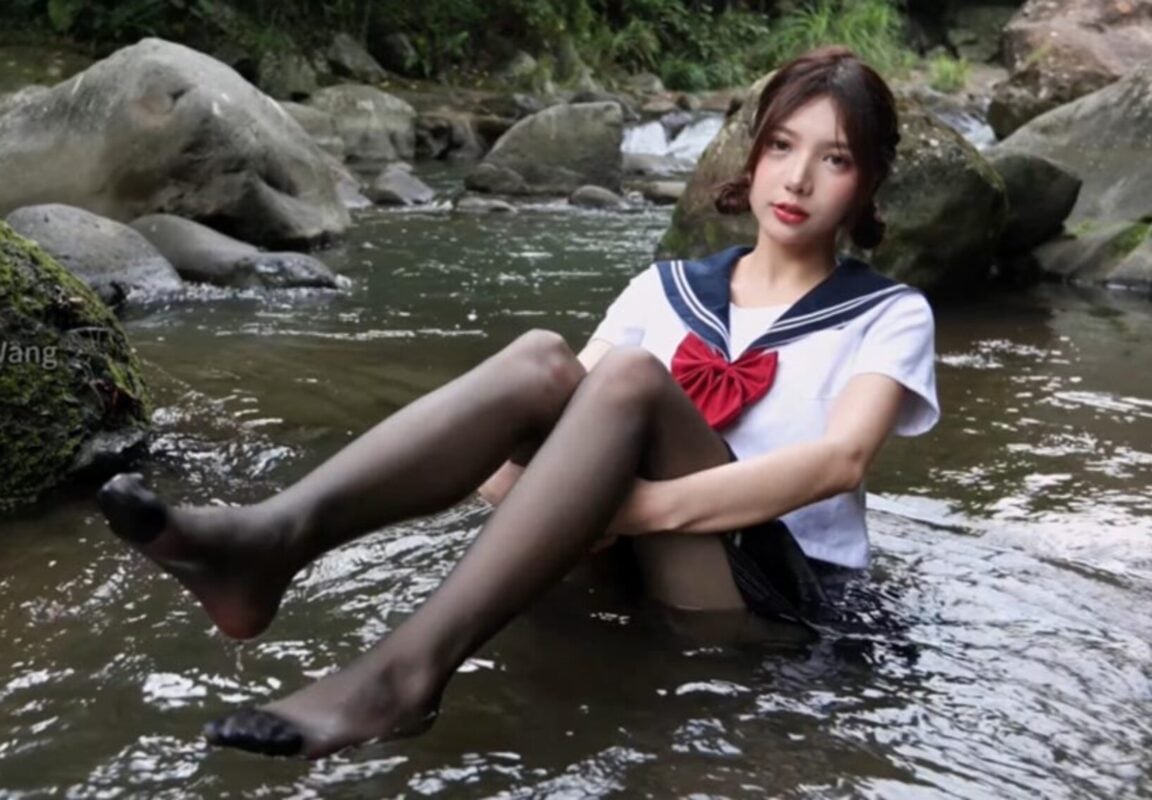 小咪宝宝 | 黑丝JK山间戏水