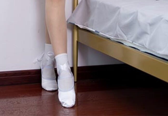 Wulian Media | Sasha's stockings with white socks and dance shoes - Ballet Little Swan (with video)