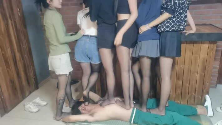 集団踏みつけ |黒いストッキングを履いた6人が肉のカーペットを踏みつける