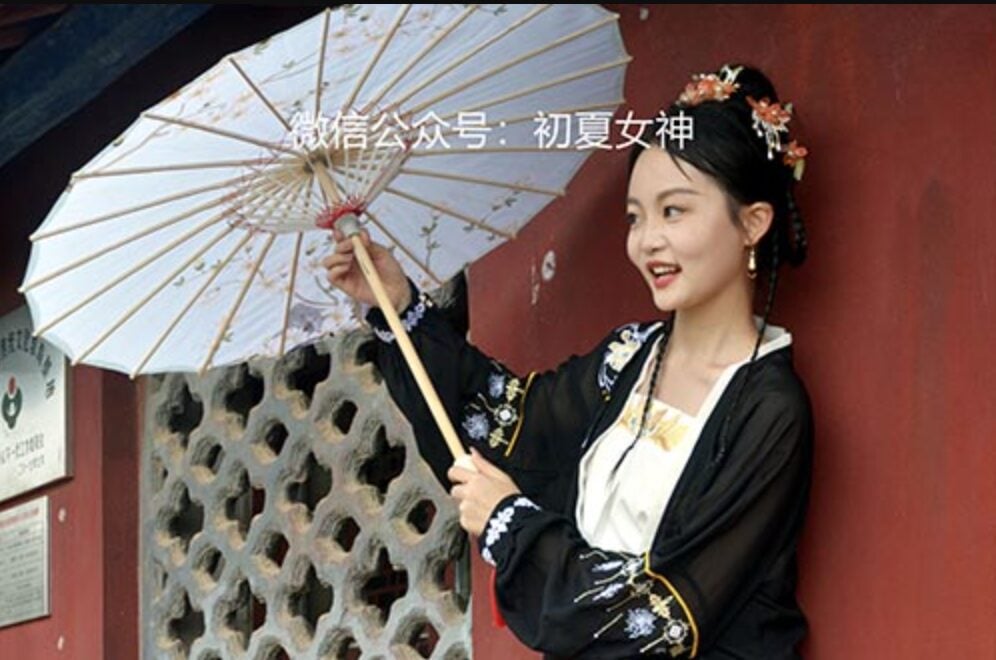 初夏女神 | 双双古装短丝袜白袜脚之黑色汉元素的百年汉服遇见千年古城(带视频)