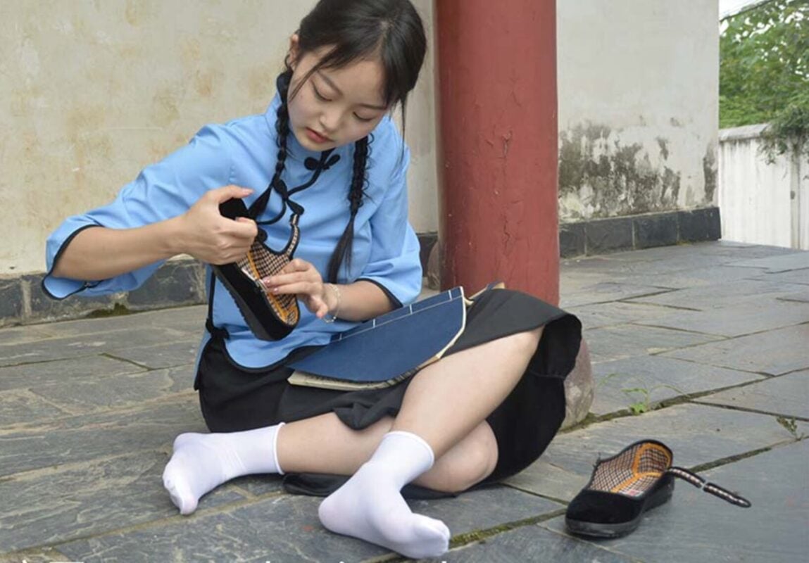 初夏女神 | 双双老式布鞋短丝袜之民国校服与千年建筑的相遇(带视频)