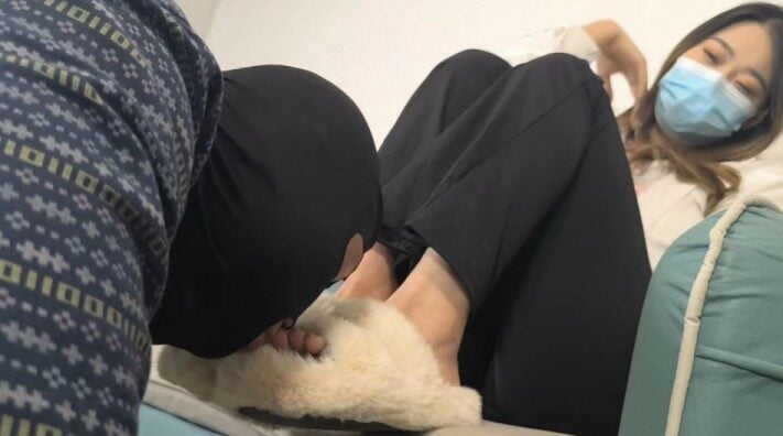 女神学院 | 温妤女王裸足毛绒拖鞋开发口水舔狗