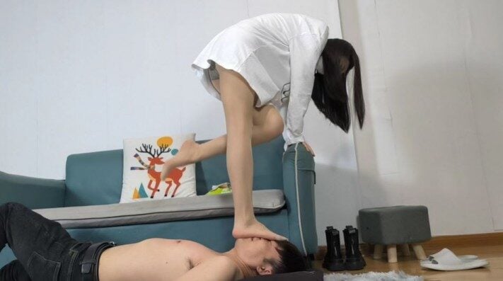 女神学院 | 梓女王全体重超薄肉色丝足踩踏虐脸