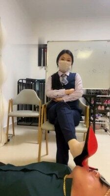 甜心教主 | 恋足剧情之房产中介遇到色狼
