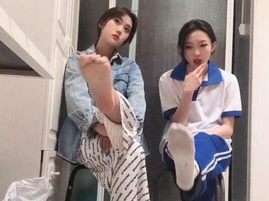 热血女神 | 双校园女流氓第一视角POV强制闻臭鞋舔脚蹂躏