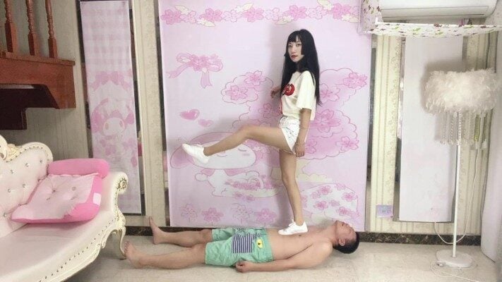 トゥフェンフェンス |ジムから帰ってきた後にキャンバスシューズで踏みつける