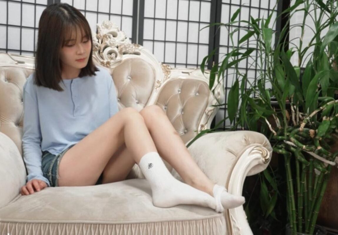 A&F | 可爱女生小艾白袜裸足展示