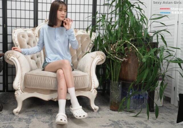 A&F | 可爱女生小艾白袜裸足展示-视频截图