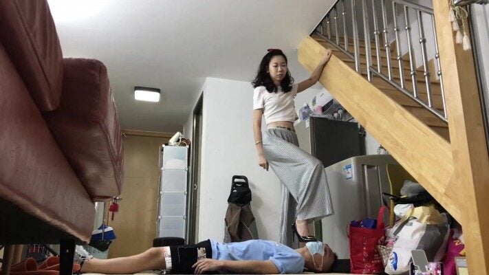 小鱼 | 仰视小鱼女神高跟踩贱狗脖子