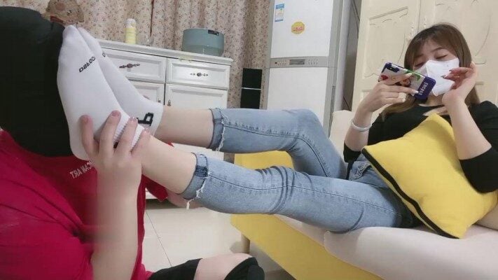 Linda | 健身后白袜气味羞辱