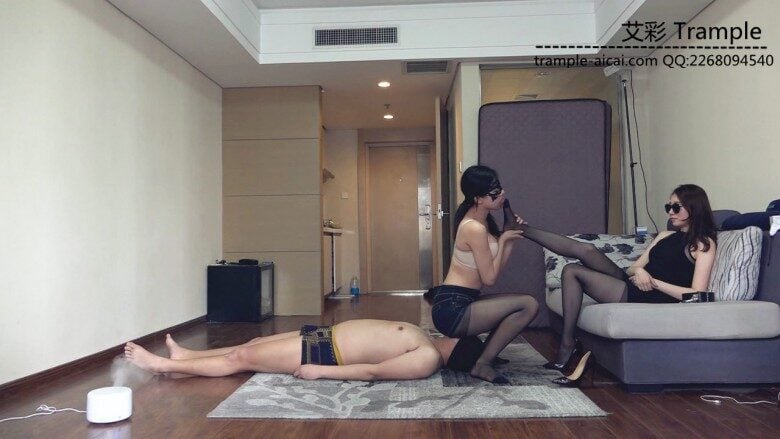 Xiao Ni Nu Nu | The master's sexy black silk feet train the couple's slave