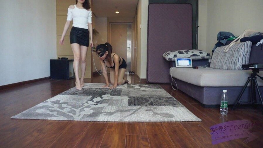 小妮女女 | 小妮S超性感高跟极度虐踩母狗