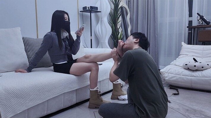 Beauty List | Bao Ye violently slaps her feet, squats on her face, deep throats, foot abuses her tongue