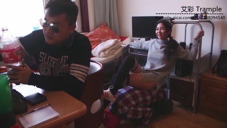 艾丝女王 | 边玩英雄联盟边调教贱狗