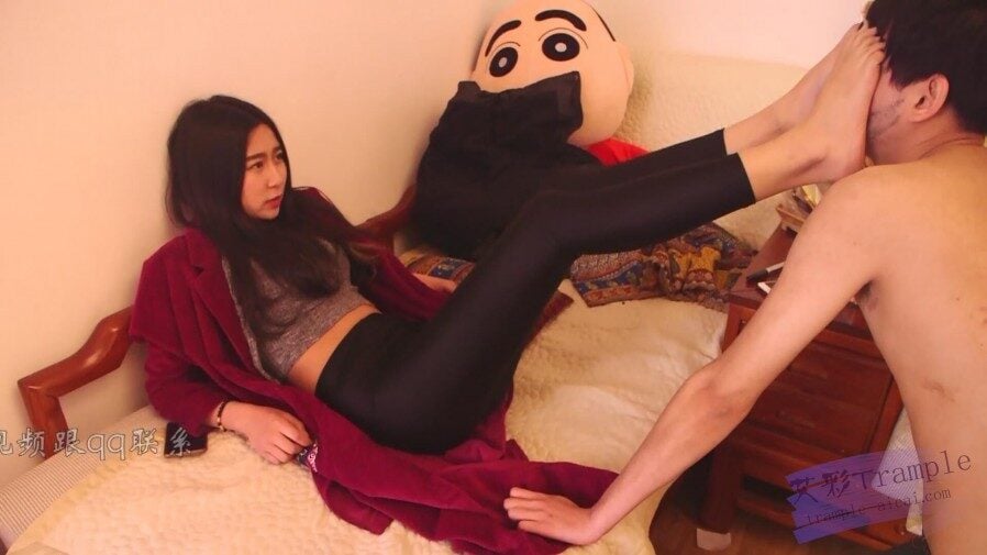 艾丝女王 | 黑色指甲油美脚戏耍胡子小生
