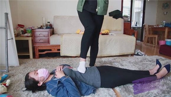 Queen Aisi | Instructing two high school girls to step on each other