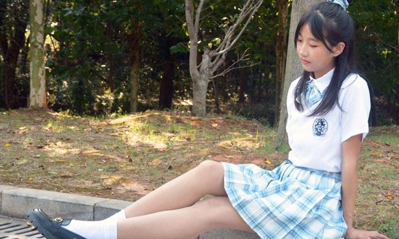初夏の女神 | 足モデルのディアンディアンが初の女子高生衣装を披露（動画付き）