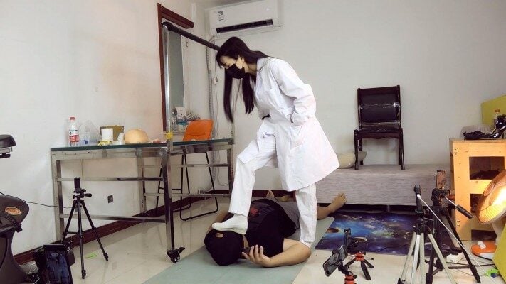 婧児小主 | 晓G女医师羞辱踩脸染病男友