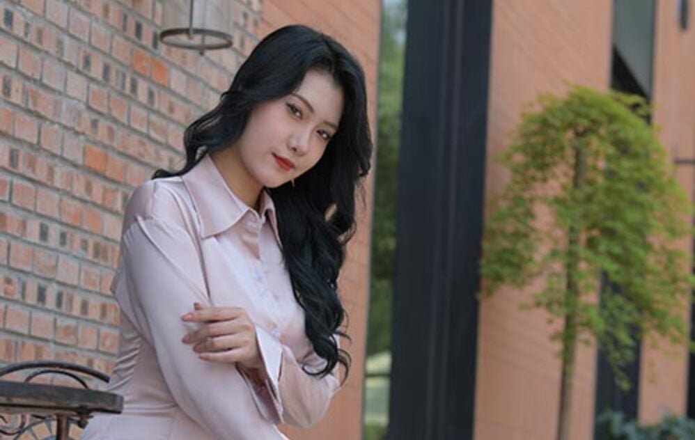 一始街拍 | 咖啡厅的系带高跟鞋丝袜脚之谜兔