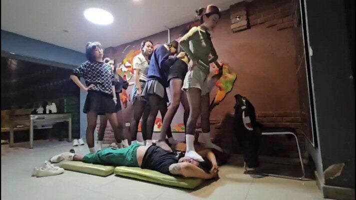 群踩 | 6人黑丝足白棉袜群体踩踏