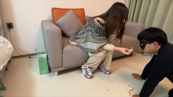 无双工作室 | 来自职业S学姐的调教之踩食物喂食闻袜子